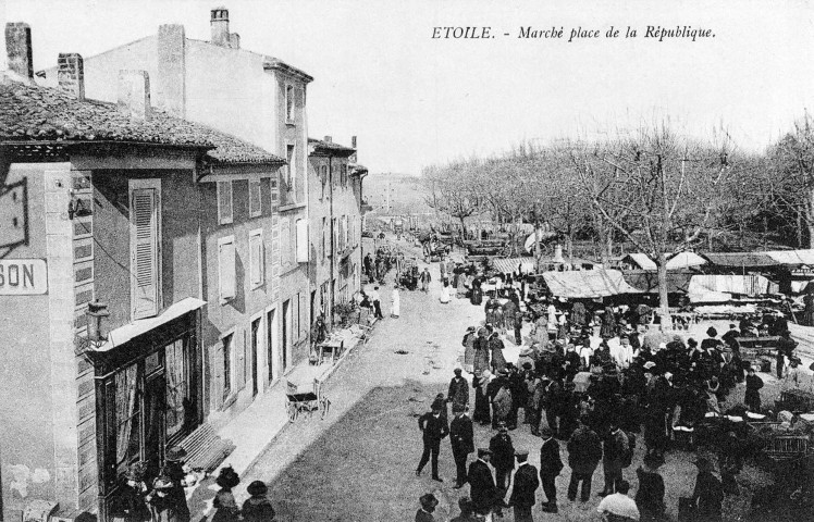 Étoile-sur-Rhône.- Jour de marché place de la République.