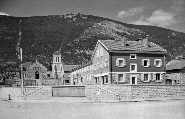 Vassieux-en-Vercors.- Place des Martyrs.