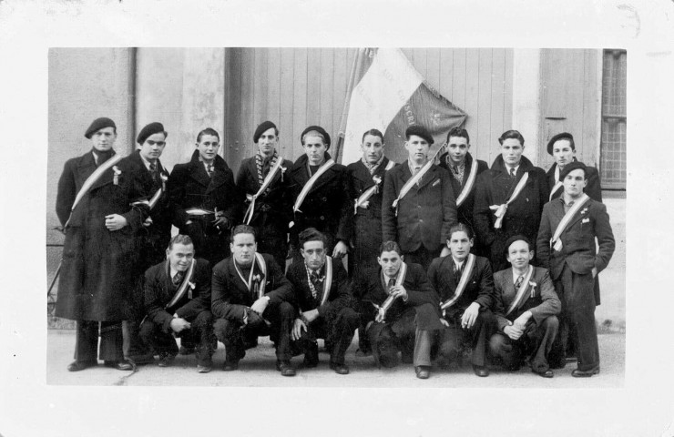 Jeunes gens de la classe de 1944.