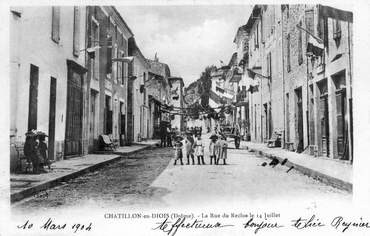 Rue du Reclus un 14 juillet.