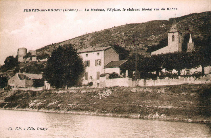 L'église Saint-Pierre et les vestiges du château.