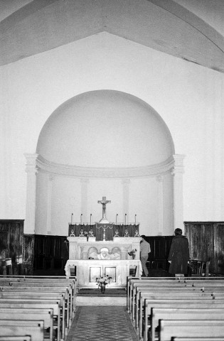 Tulette. - Le chœur et de la nef de l'église Saint-Pierre.