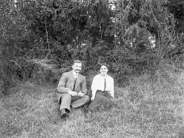 Charols, château de Salettes. - Geneviève Bizalion et Joseph Paturle, fiancés, assis dans l'herbe, regardant le photographe.