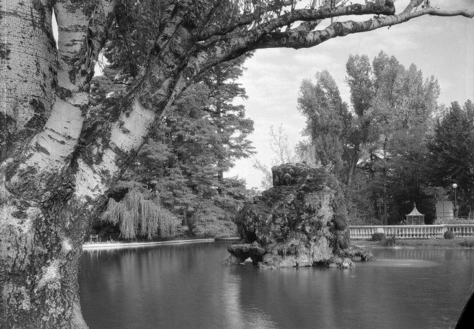 Montélimar. - Le bassin du parc.