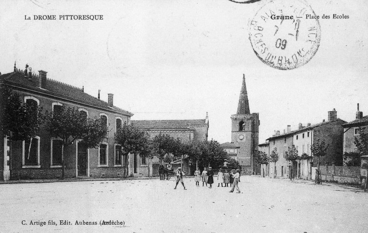 Le groupe scolaire, place du Champ de Mars.