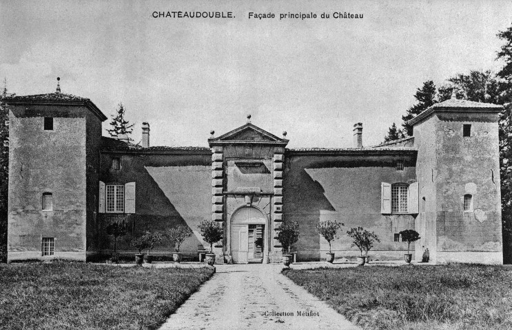 Châteaudouble. - L'entrée du château.