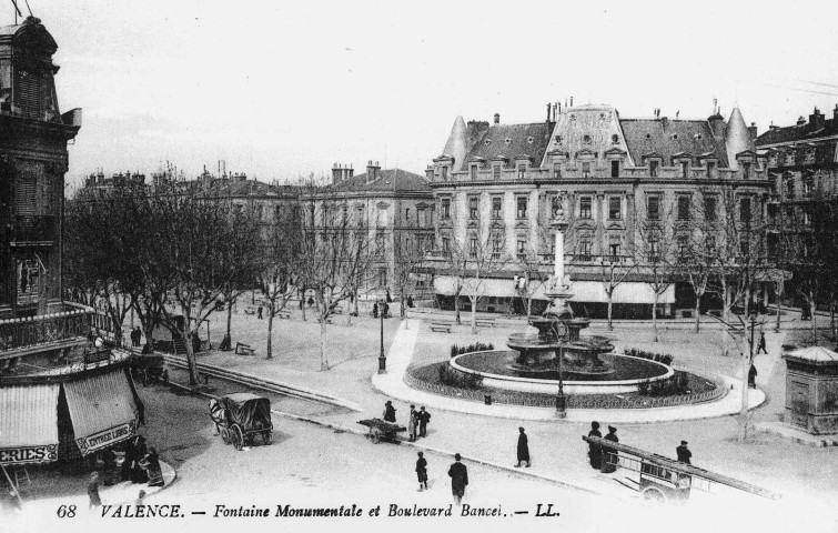 La fontaine (1887) et le boulevard Bancel.