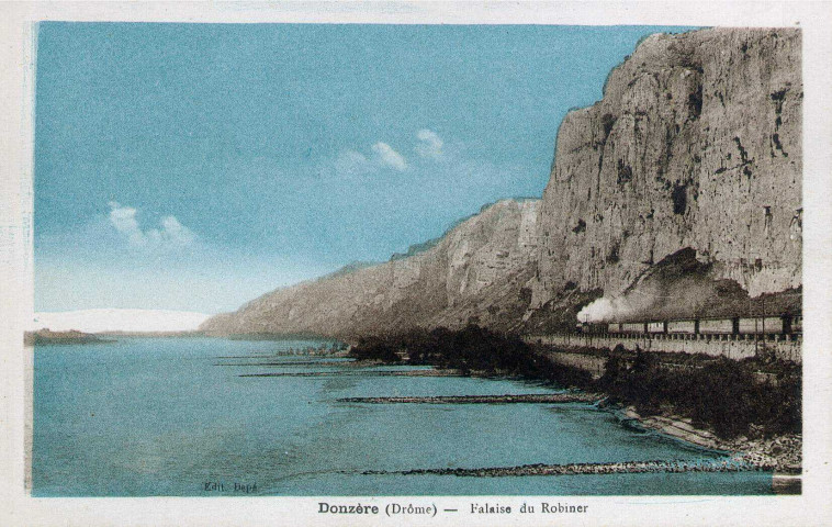 Train passant au pied des falaises du Robinet.