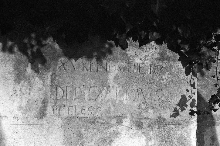 Chantemerle-lès-Grignan. - Dédicace sur les restes de mur de l'ancienne chapelle du cimetière.