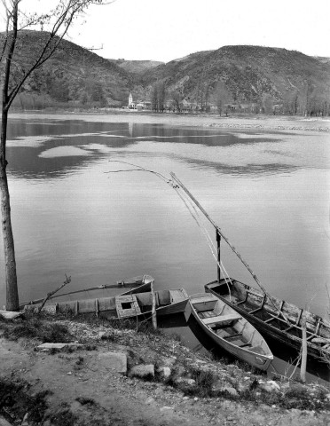 La Roche-de-Glun. - Les bords du Rhône, au fond le village de Glun (Ardèche).