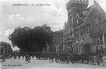 Soldats devant la mairie.