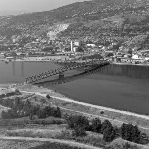 Vue aérienne du pont sur le Rhône au Pouzin (Ardèche).