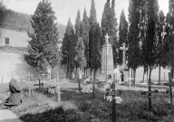Moines priant dans le cimetière de l'abbaye.