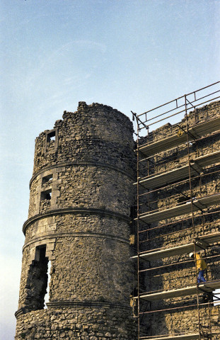 Montbrun-les-Bains.- Travaux de consolidation de la façade est du château.