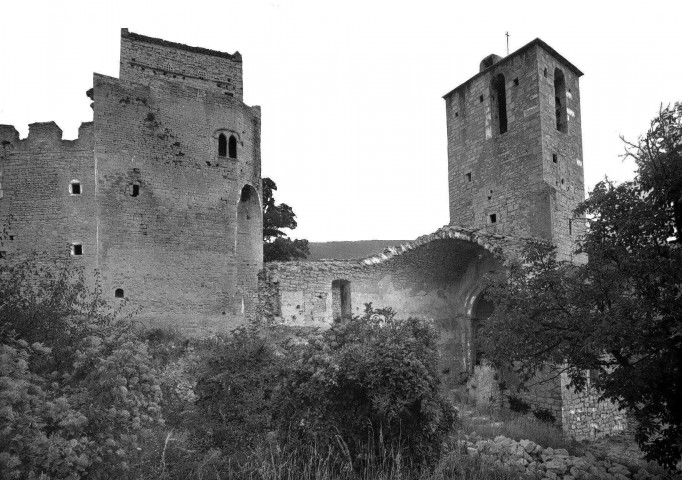Le Poët-Laval. - Vestiges du château des Hospitaliers et de la chapelle Saint-Jean-des-Commandeurs.