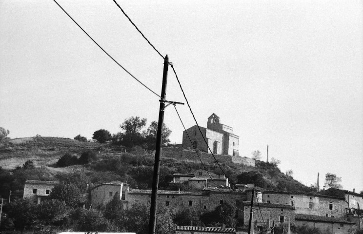 Montclar-sur-Gervanne.- Vue générale du village et de l'église Saint-Marcel.