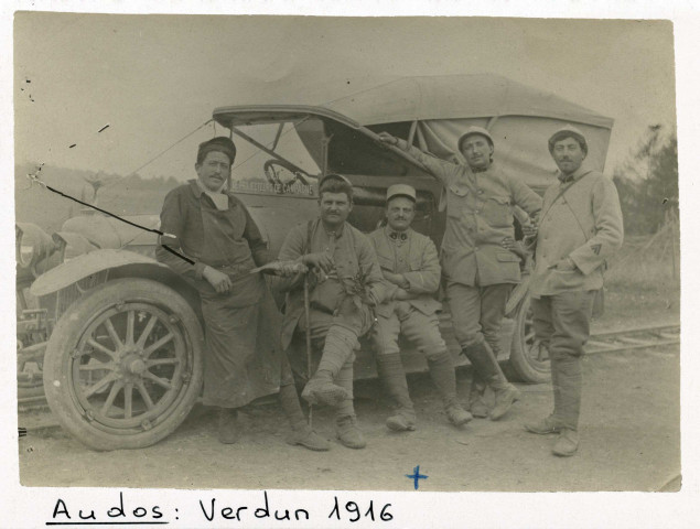 Verdun. - Groupe de soldats de la Section normale de Projecteurs de Campagne.