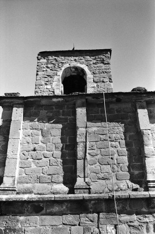 Comps. - La façade sud de l'église Saint-Pierre-et-Paul.