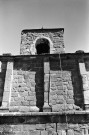 Comps. - La façade sud de l'église Saint-Pierre-et-Paul.