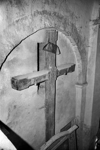 Rochegude. - Croix en bois au mur nord de la chapelle Saint-Denis.