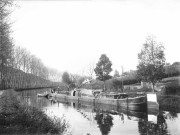 Montbard (Côte-d'Or). - Une péniche sur le canal de Bourgogne.