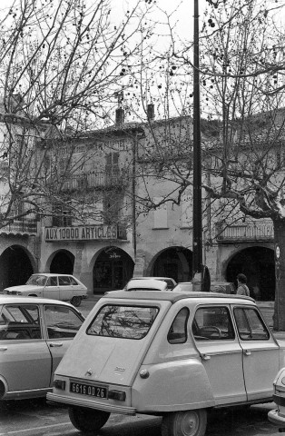 Nyons.- Place du Docteur Bourdoncle.