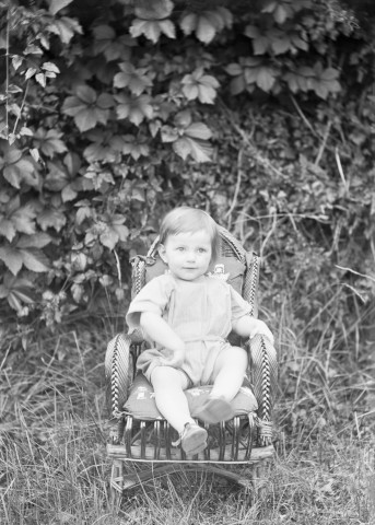 Charols, château de Salettes. - Jacques Champin, assis dans un fauteuil pour enfant.