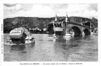 Le 20 juin 1940, le Génie français fait s'effondrer les deux arches du pont de la rive gauche.