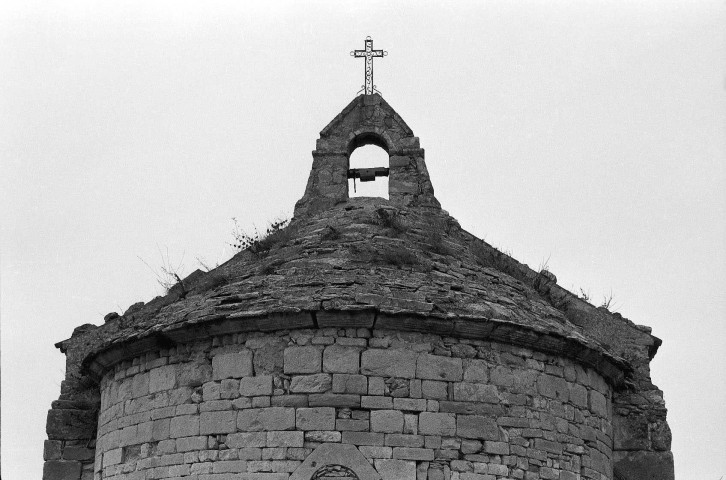 Le Pègue. - Le chevet et le clocheton de la chapelle Sainte-Anne.