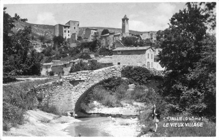 Sainte-Jalle.- Vue du village et du pont sur le ruisseau l'Ennuye.