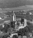 Vue aérienne du donjon et des vestiges du château.