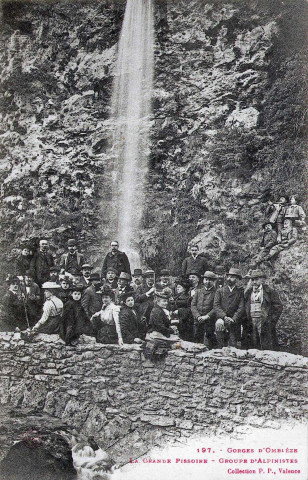 Promeneurs devant la cascade de la Grande Pissoire.