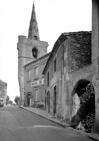 Grâne. - Le beffroi et la mairie.