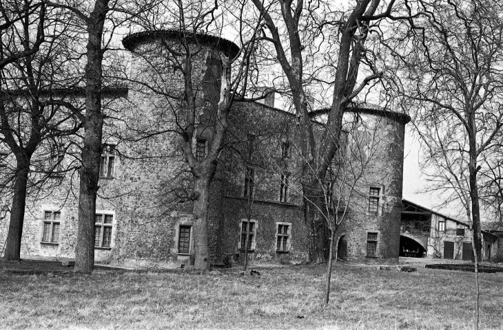 Saint-Vallier. - La façade est côté parc du château.