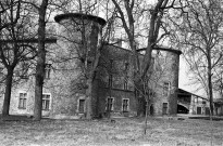 Saint-Vallier. - La façade est côté parc du château.