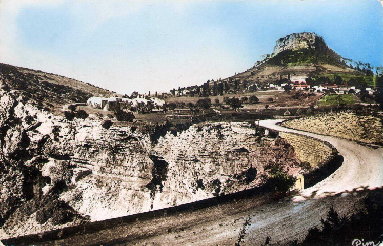 Vue générale du village et le cirque du Brudoux.
