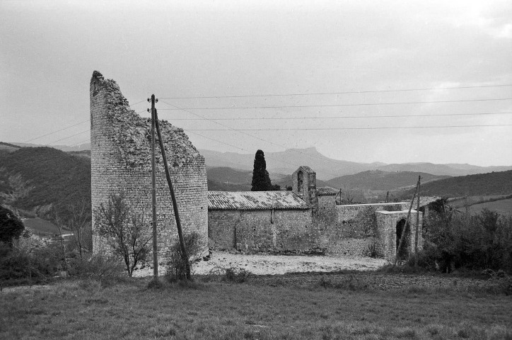 Cobonne.- Les remparts et l'église Saint-Pierre.