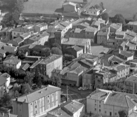 Vue aérienne du village, au centre l'église Notre-Dame.