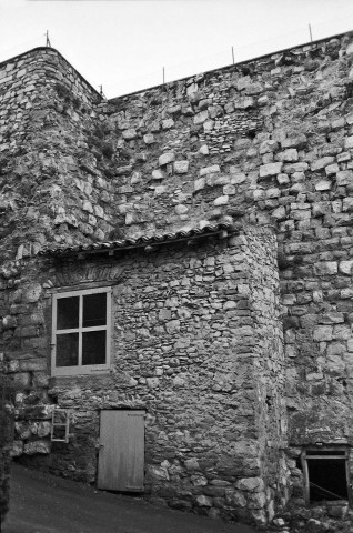 Beaufort-sur-Gervanne.- Les remparts et les abords.