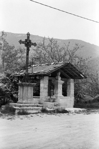 Rochebrune. - Le lavoir, le buste de Marianne et croix.