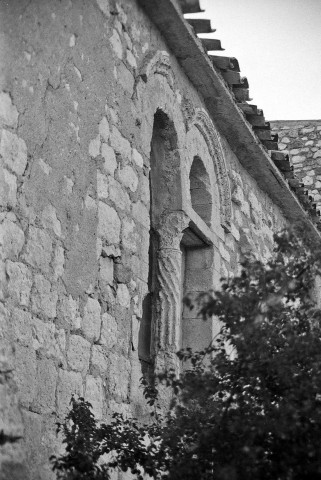 La Garde-Adhémar. - Façade latérale de la chapelle des Pénitents Blancs (XIIe s.).