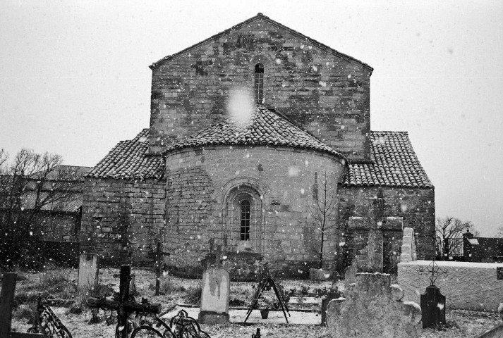 Lachau.- Le chevet de la chapelle Notre-Dame de Calma et le cimetière.