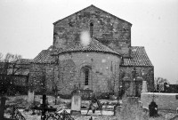 Lachau.- Le chevet de la chapelle Notre-Dame de Calma et le cimetière.