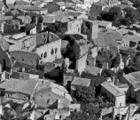 Vue aérienne d'une partie du village, au centre les ruines du château (XIIe - XIIIe siècle).