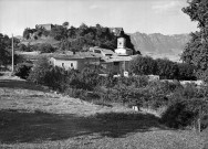 Le Poët-Célard. - Vue du village et de l'église Sainte Foi.