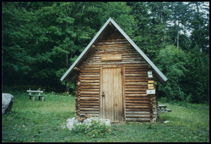 Cabane de Pré Pourri "la Sarcena", Valdrôme où Jean Abonnenc avec une soixantaine de gars s'était replié en maquis du 23/07/44 au 15/08/44 après l'effondrement du Vercors jusqu'au débarquement US au Drammont. C'est ici que pépé Joseph Abonnenc vint au soir du 25 juillet (à pied de Luc) m'apprendre que notre maison et notre moulin avaient brûlé et que maman était vivante. Photo prise avec Jean-Paul, Marion, Paul, Magali, mamie le 13 août 2000.