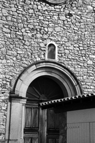 Saint-Auban-sur-l'Ouvèze. - Le porche de l'église Saint-Antoine.