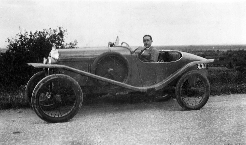 Gorges Januel le père de Serge dans une Amilcar.
