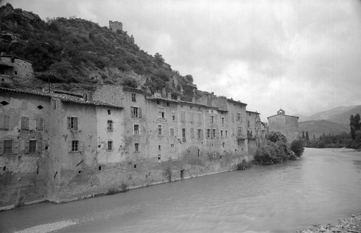 Pontaix.- Vue du village et de la Drôme.