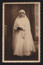 Carte postale d'une jeune fille en habit de communion.
